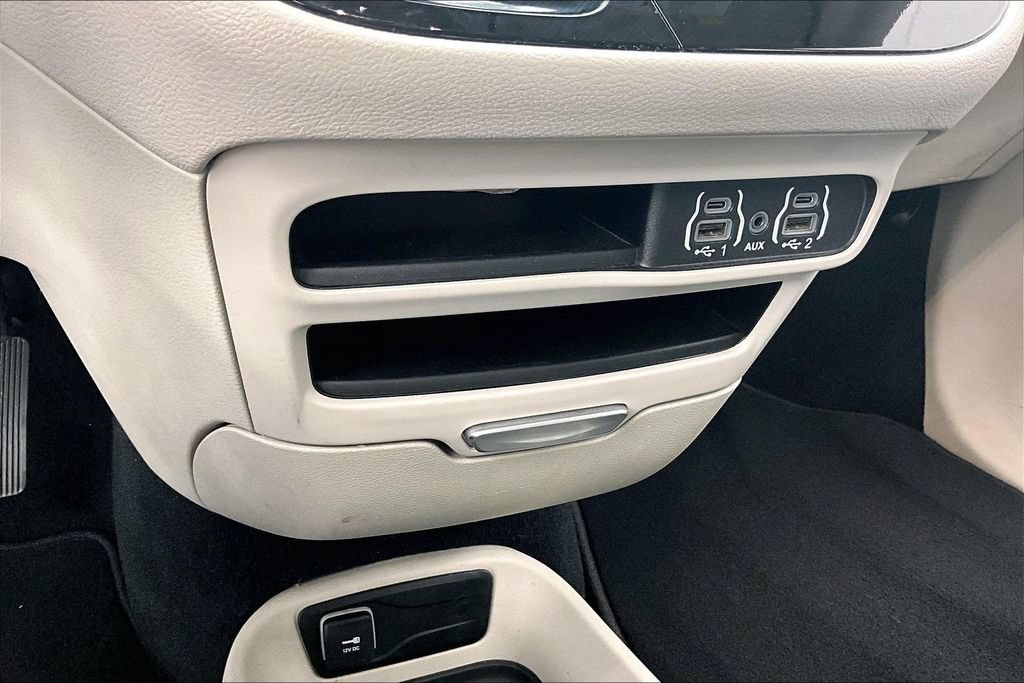 Used 2024 Chrysler Pacifica Touring-L FWD image 33