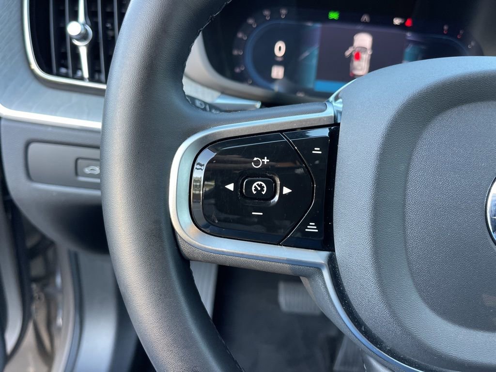 Used 2025 Volvo XC60 B5 Plus image 16