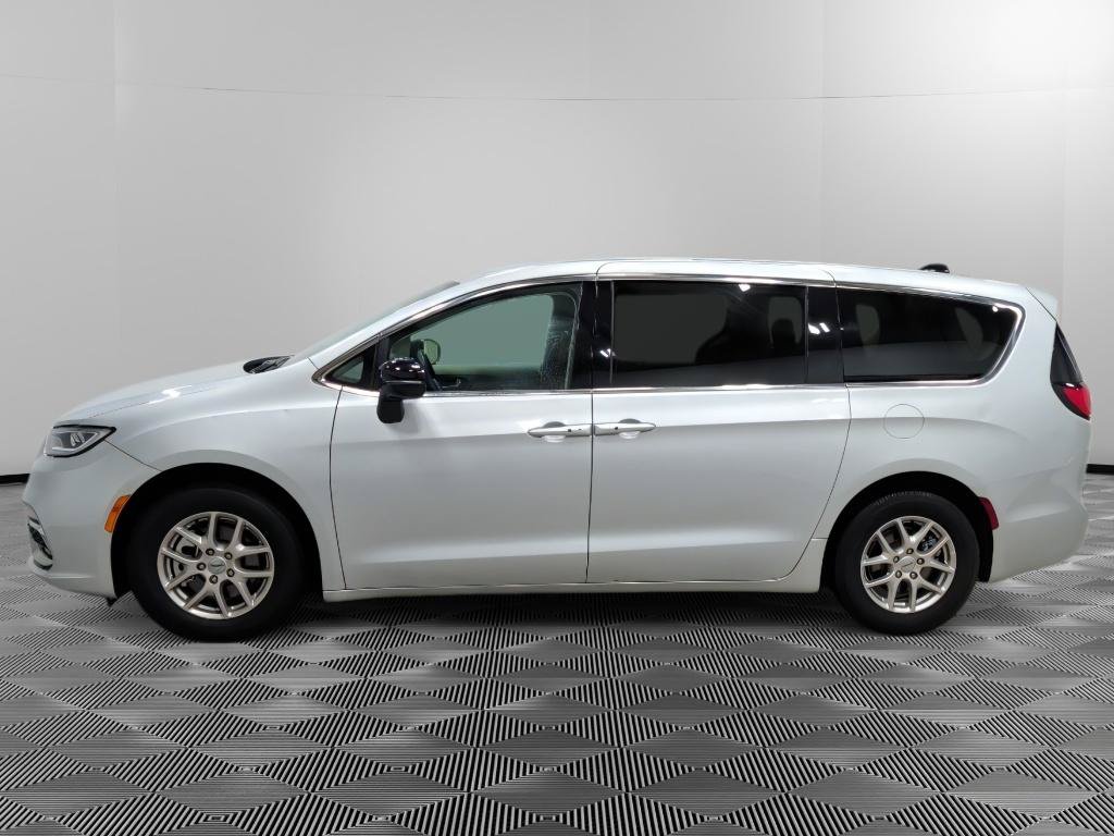 Used 2024 Chrysler Pacifica Touring-L FWD image 4