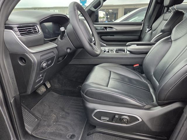 Used 2025 Jeep Wagoneer 4WD image 3
