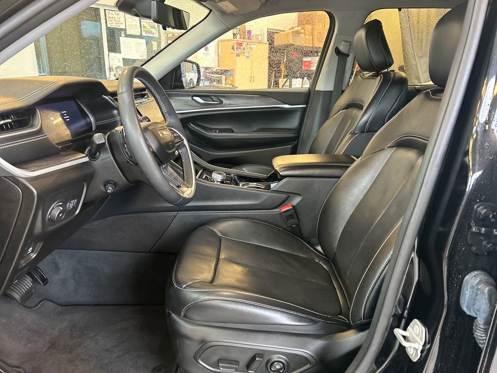 Used 2023 Jeep Grand Cherokee Limited w/ Luxury Tech Group II image 5