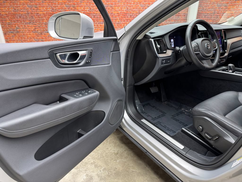 Used 2022 Volvo XC60 B5 Momentum AWD/4WD image 10
