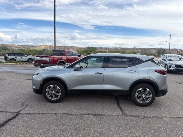Used 2025 Chevrolet Blazer LT FWD image 2