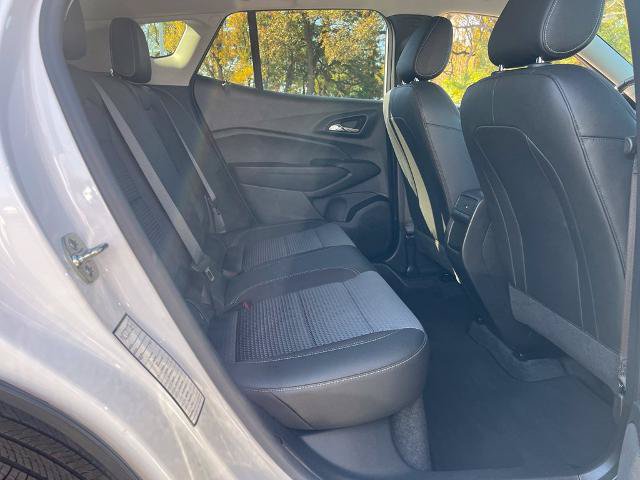 Used 2025 Chevrolet Trax LT w/ LT Convenience Package FWD image 39