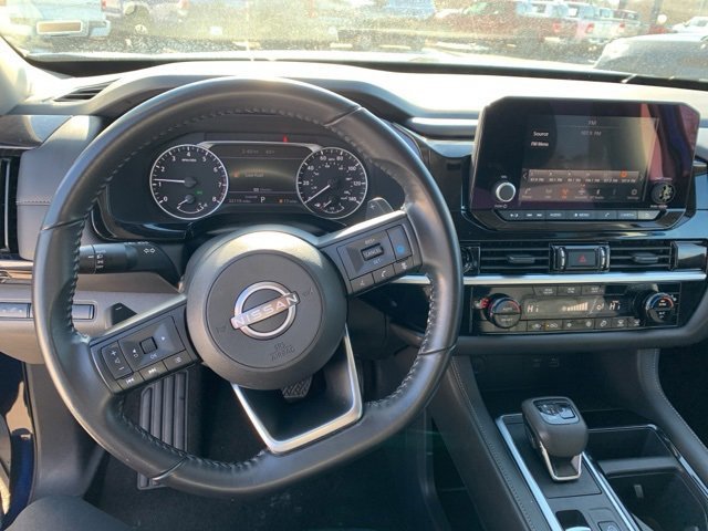 Used 2025 Nissan Pathfinder SV image 13