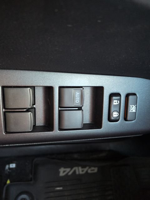 Used 2018 Toyota RAV4 XLE AWD/4WD image 31