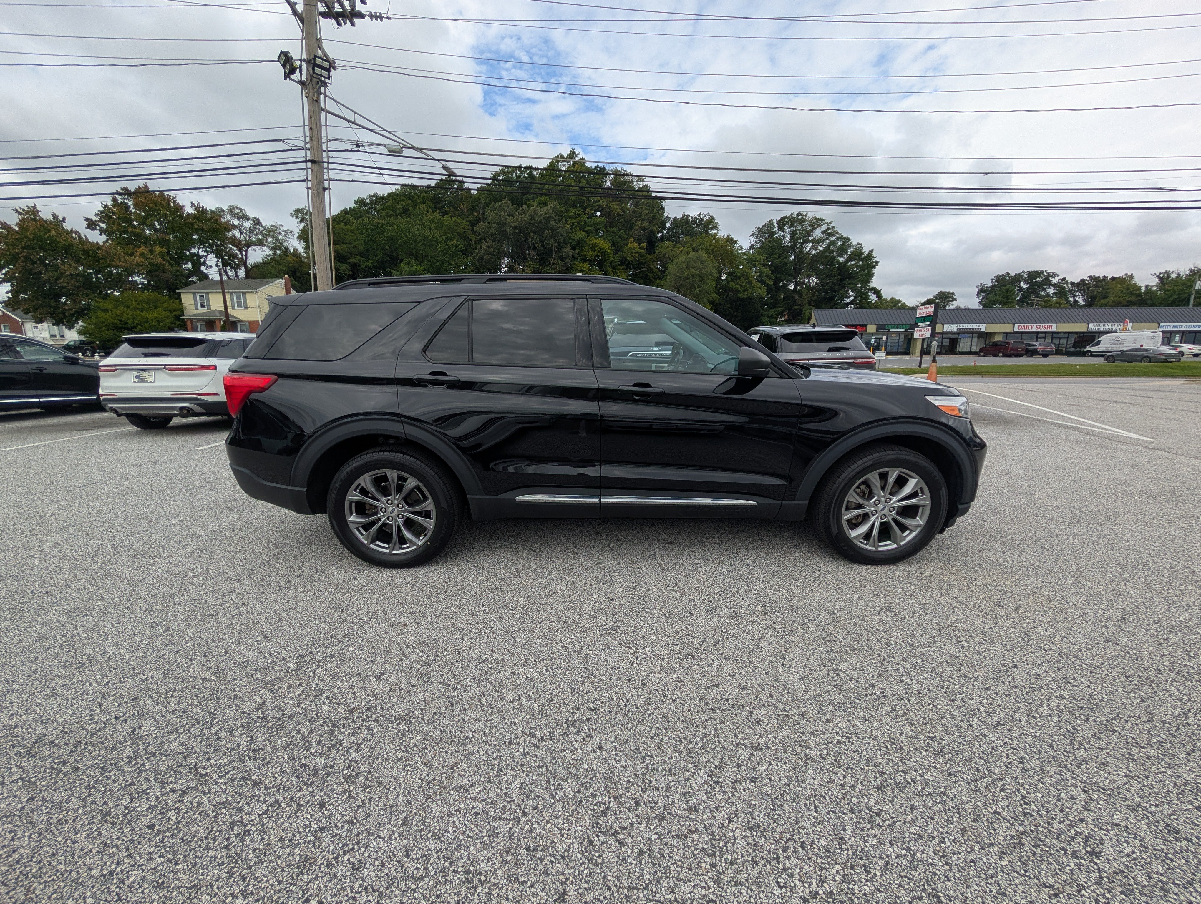 Certified 2022 Ford Explorer XLT w/ Equipment Group 202A AWD/4WD image 8