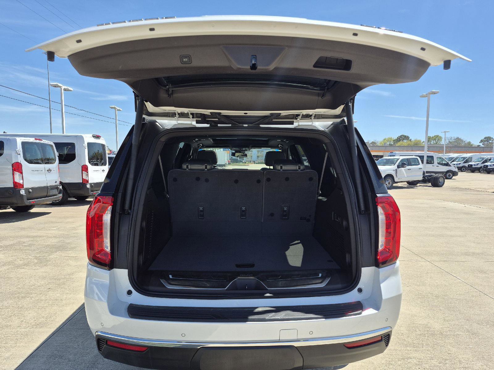 Used 2023 GMC Yukon XL SLT w/ SLT Premium Package image 24
