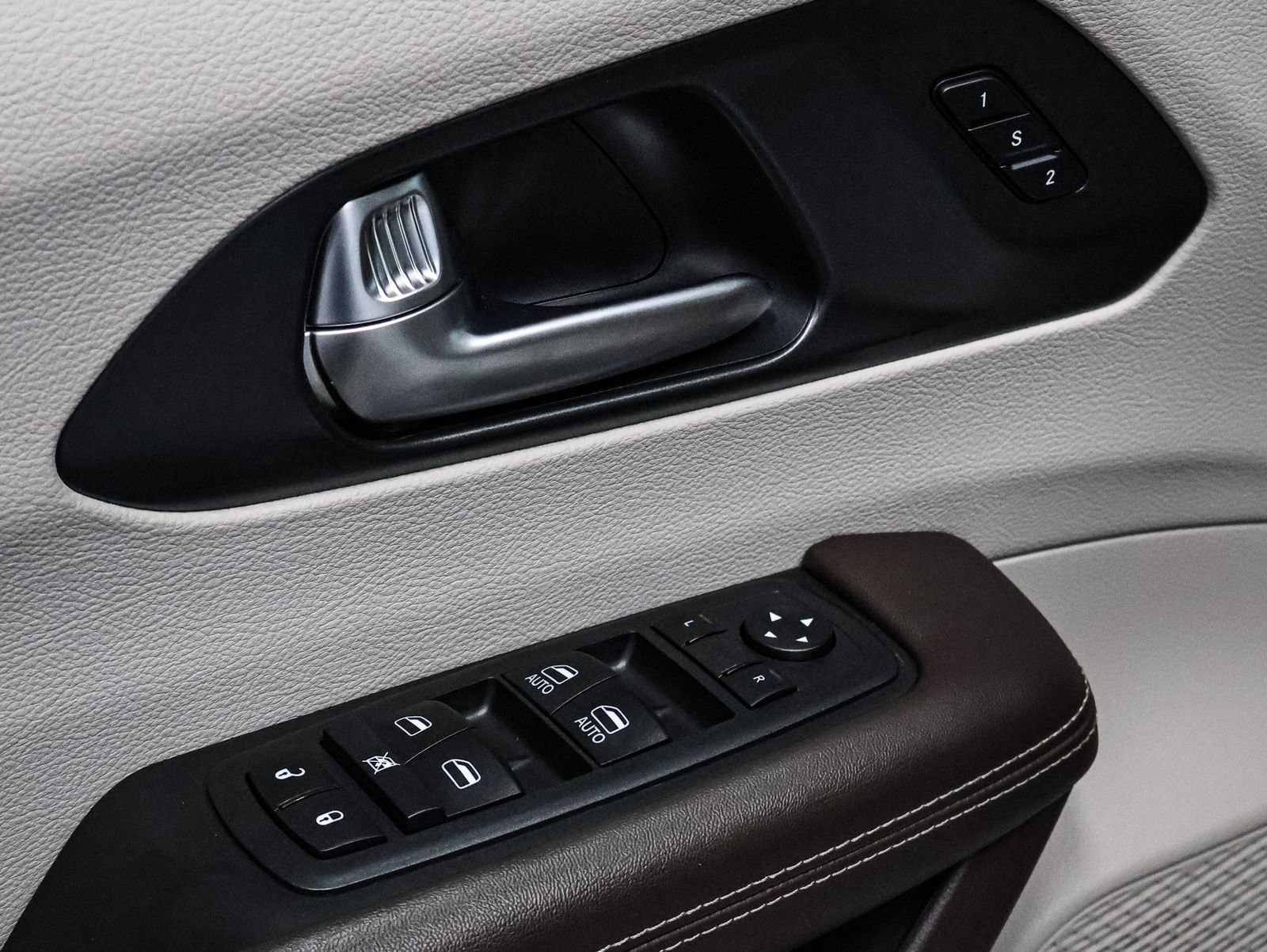 Used 2021 Chrysler Pacifica Touring-L FWD image 19
