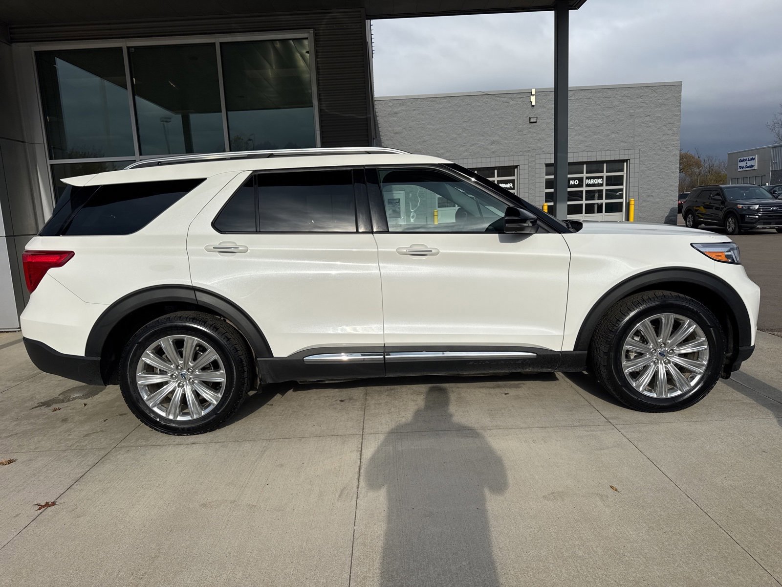 Certified 2022 Ford Explorer Limited w/ Equipment Group 301A image 2