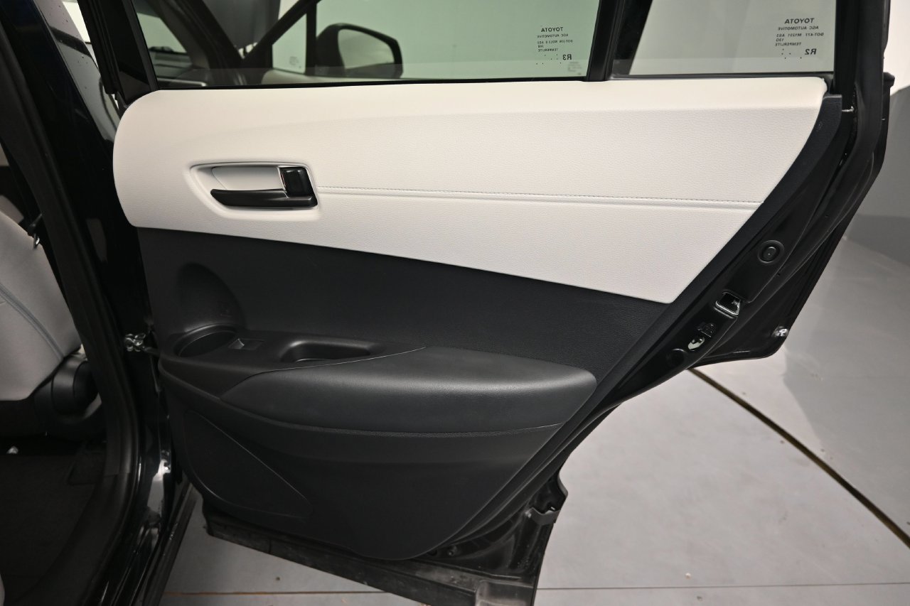 Used 2025 Toyota Corolla Cross LE FWD image 15