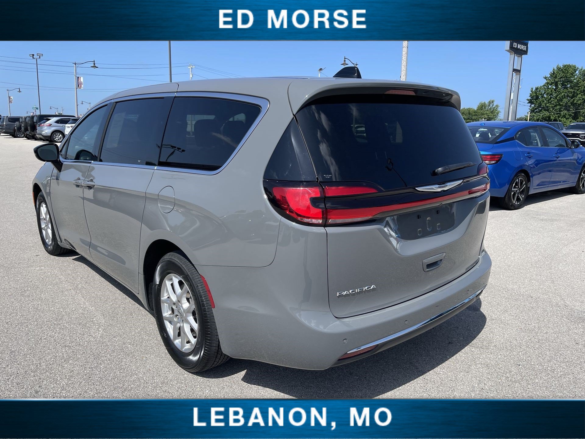 Used 2025 Chrysler Pacifica Select FWD image 6