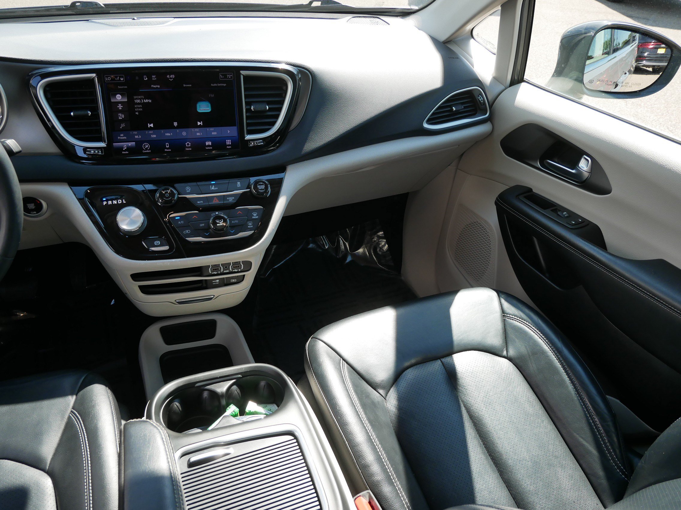 Used 2022 Chrysler Pacifica Touring-L FWD image 11