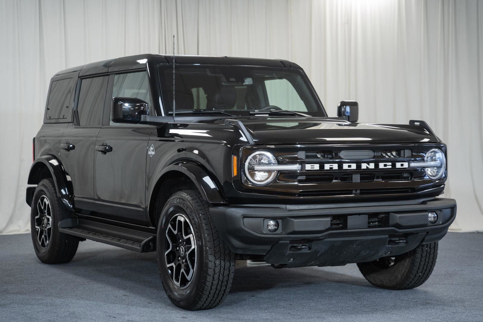 Certified 2025 Ford Bronco Outer Banks AWD/4WD image 1