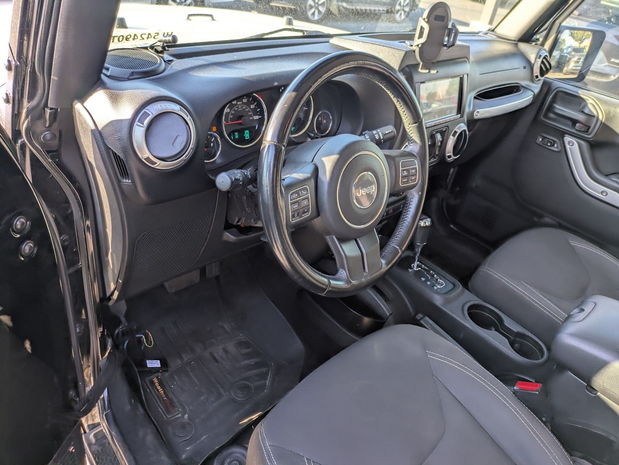 Used 2017 Jeep Wrangler Unlimited Sahara w/ Connectivity Group AWD/4WD image 16