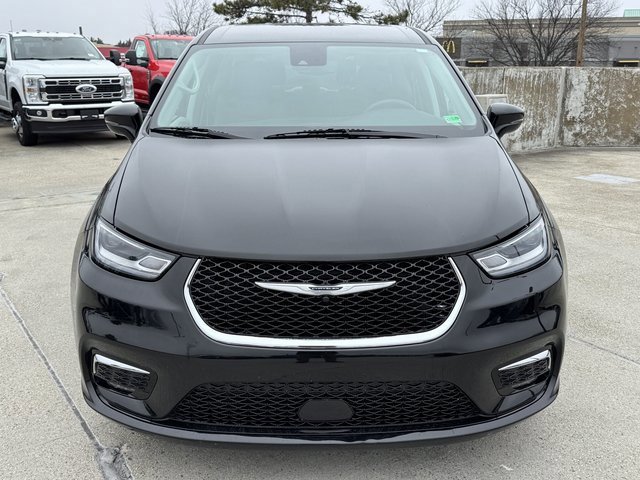 Used 2024 Chrysler Pacifica Touring-L image 9