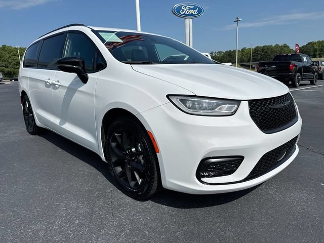 Used 2025 Chrysler Pacifica Limited FWD image 29