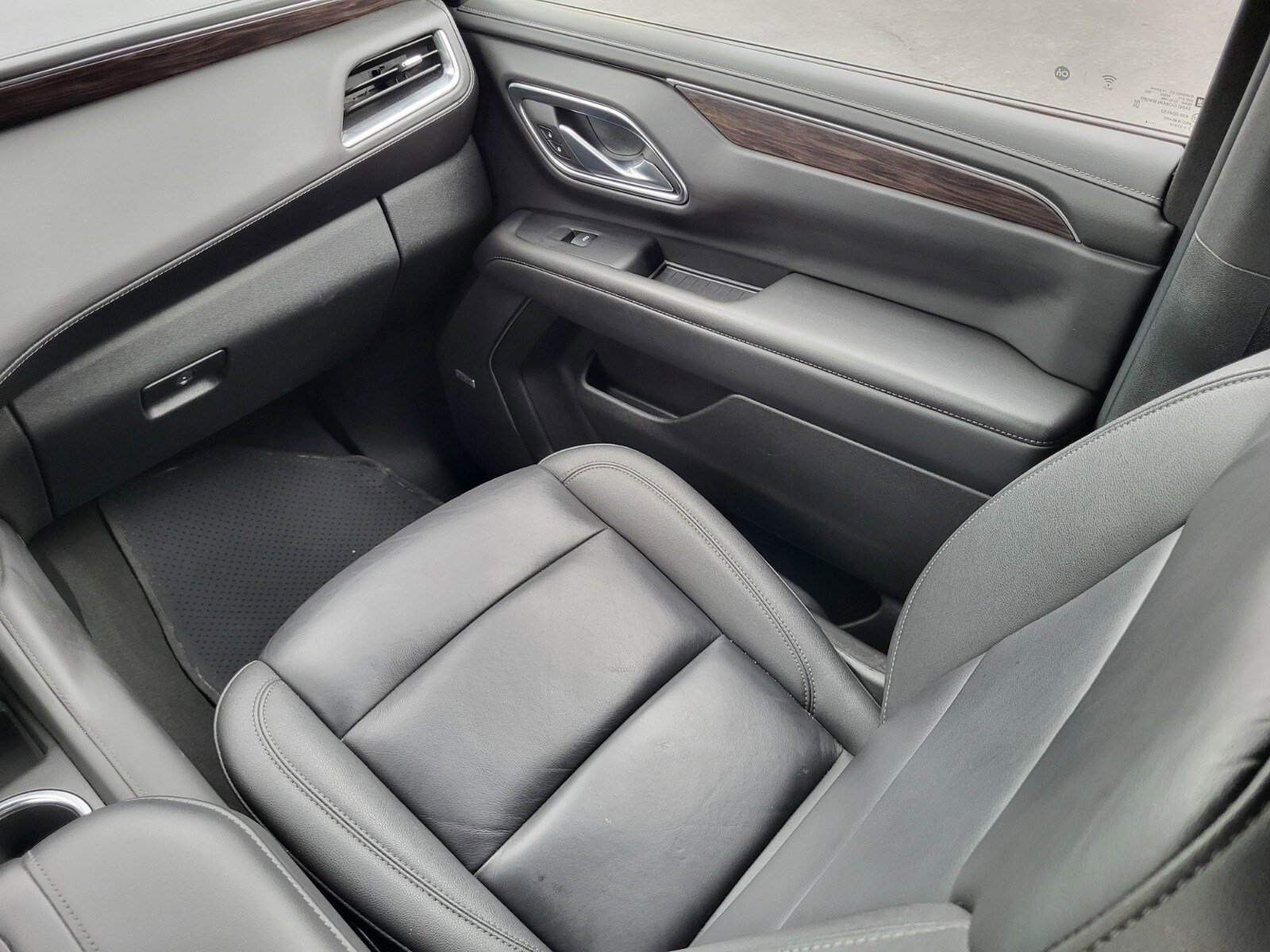 Used 2024 Chevrolet Suburban LT image 16