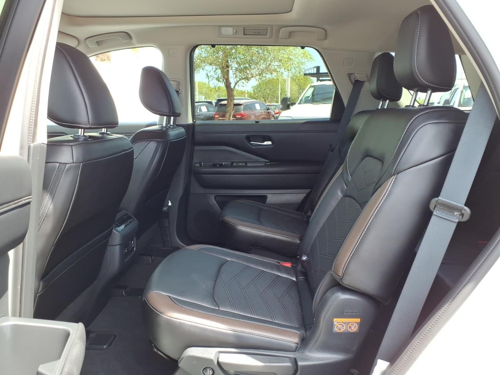 Used 2024 Nissan Pathfinder Platinum AWD/4WD image 18