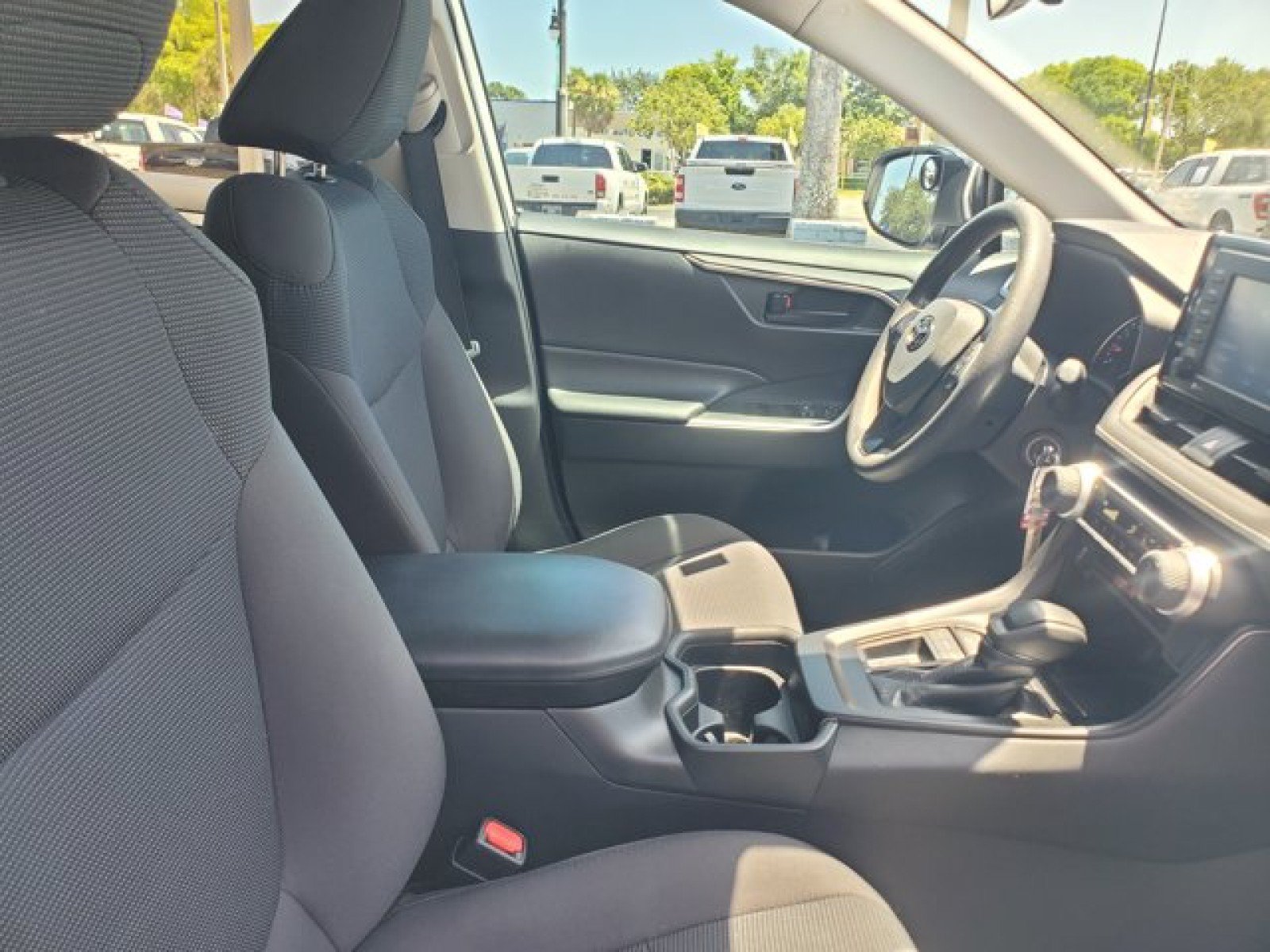 Used 2020 Toyota RAV4 LE FWD image 32