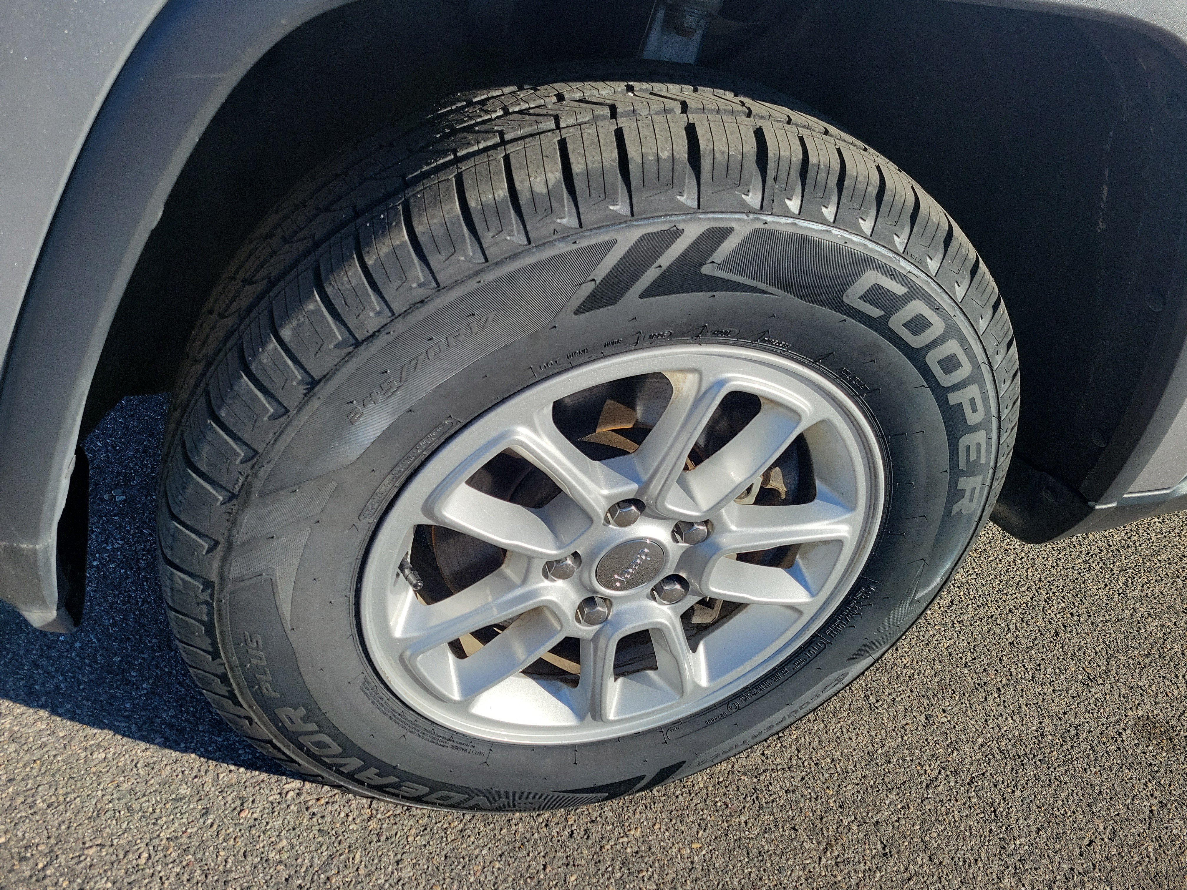 Used 2019 Jeep Grand Cherokee Laredo AWD/4WD image 8
