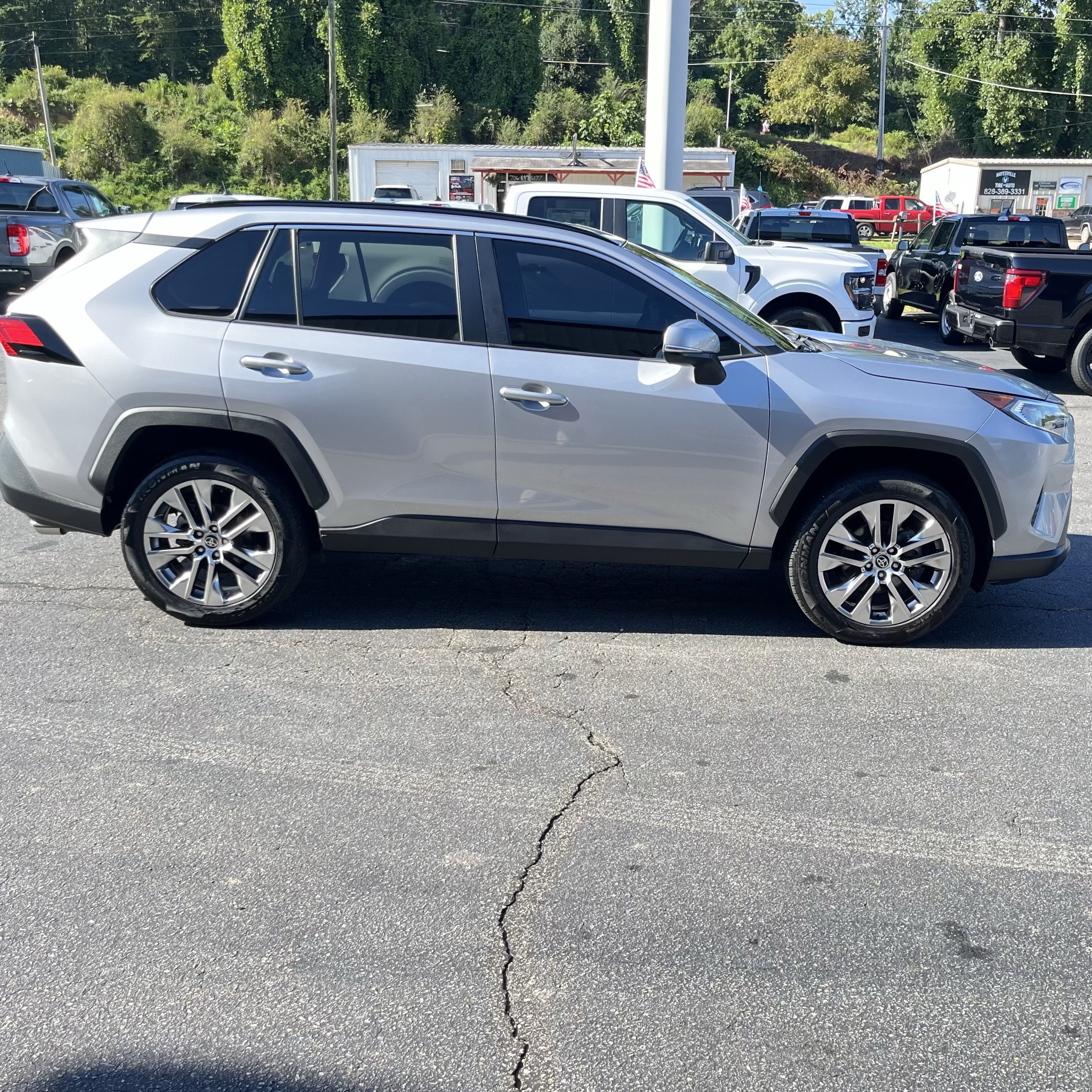 Used 2021 Toyota RAV4 XLE Premium AWD/4WD image 5