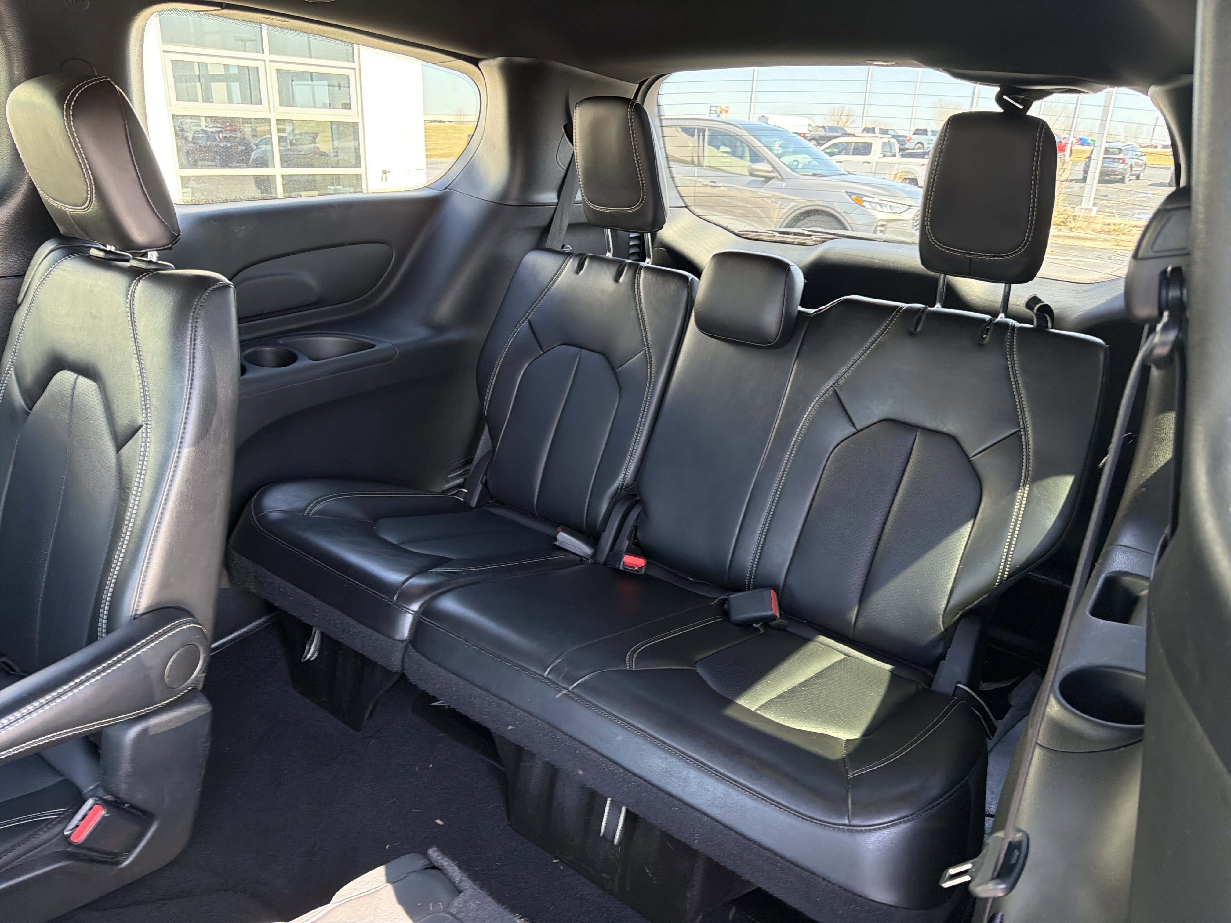 Used 2025 Chrysler Pacifica Select image 23