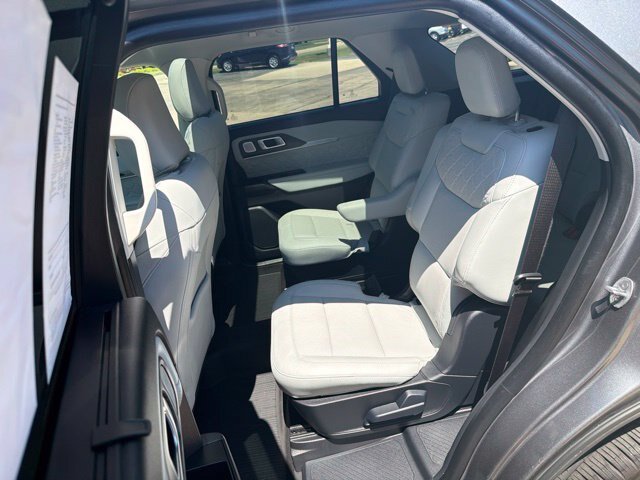 Certified 2025 Ford Explorer Platinum w/ Ultimate Package AWD/4WD image 26