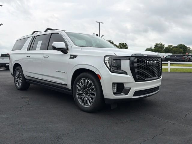 Used 2023 GMC Yukon XL Denali Ultimate AWD/4WD image 3