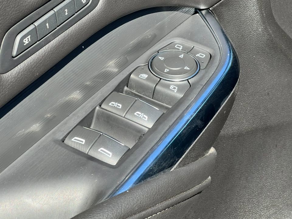 Used 2025 Cadillac XT4 Premium Luxury image 17