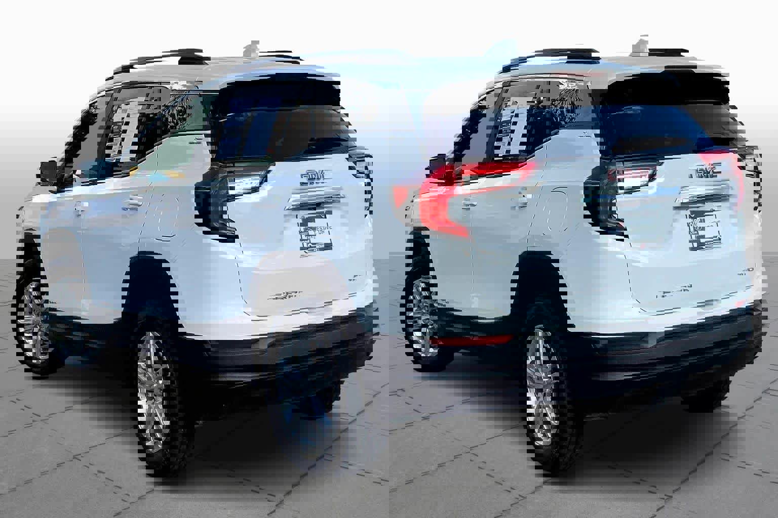 Used 2023 GMC Terrain SLE w/ Driver Convenience Package image 2