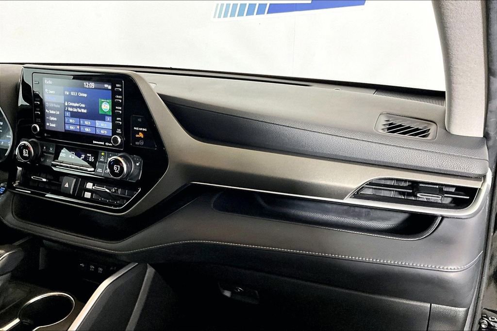 Used 2021 Toyota Highlander XLE AWD/4WD image 10