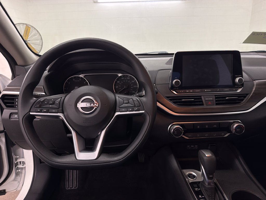 Used 2025 Nissan Altima 2.5 SV FWD image 9