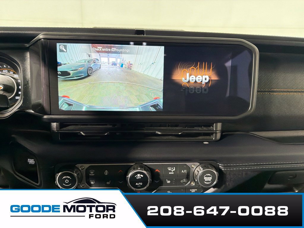 Used 2025 Jeep Gladiator Mojave w/ Convenience Group AWD/4WD image 17