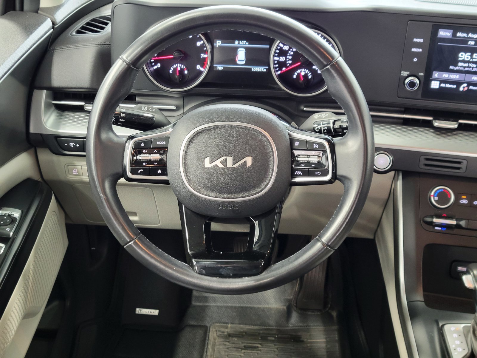 Used 2022 Kia Carnival LX w/ Paint Protection Package FWD image 27