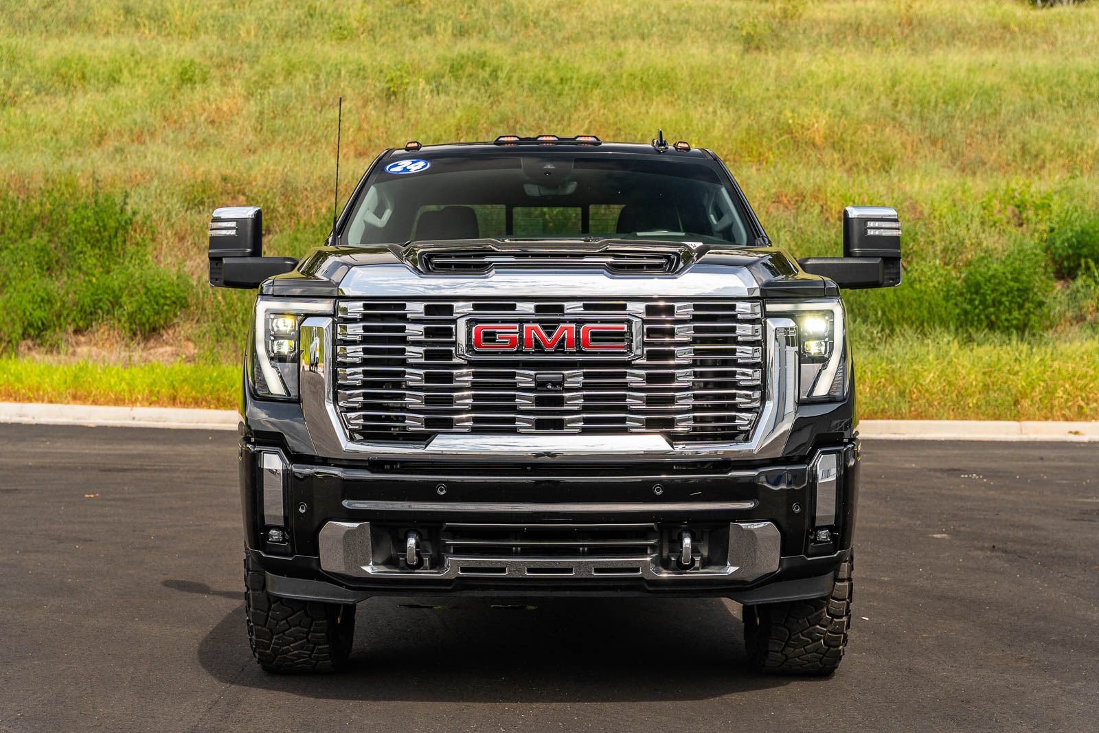 Used 2024 GMC Sierra 2500 Denali w/ Denali Reserve Package AWD/4WD image 2