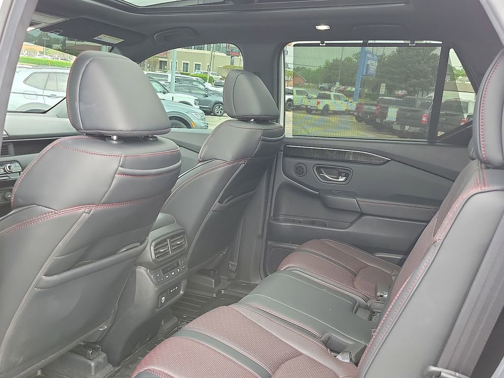 Used 2025 Honda Pilot Black Edition image 8