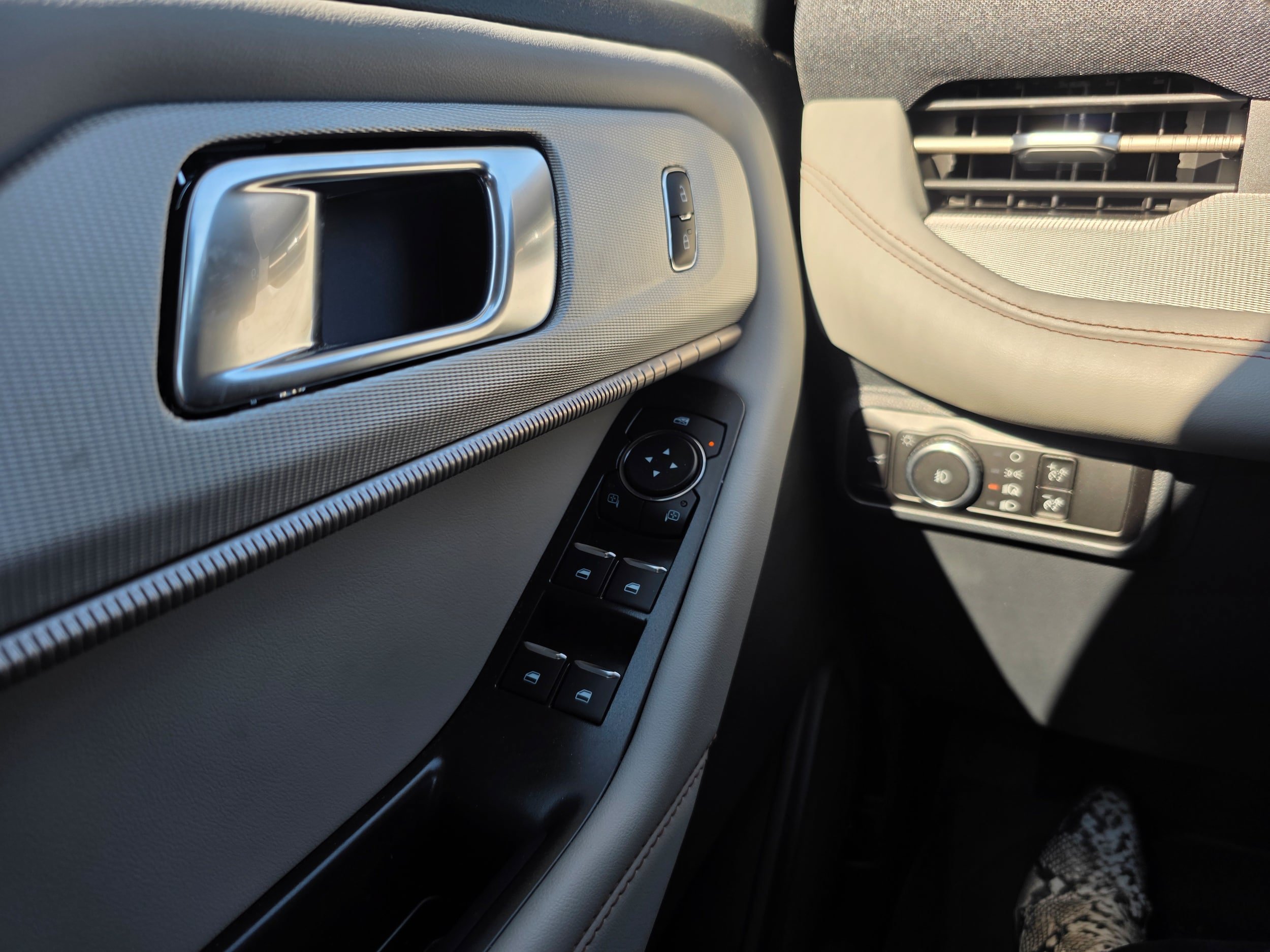 Certified 2025 Ford Explorer Active w/ Active Comfort Package AWD/4WD image 18