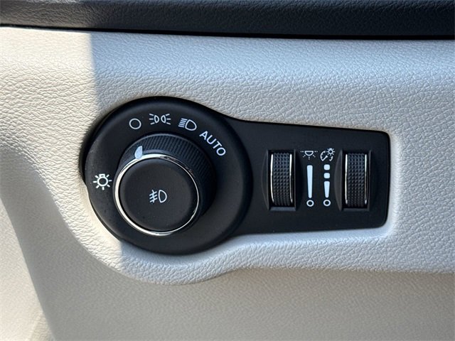 Used 2024 Chrysler Pacifica Touring-L image 35