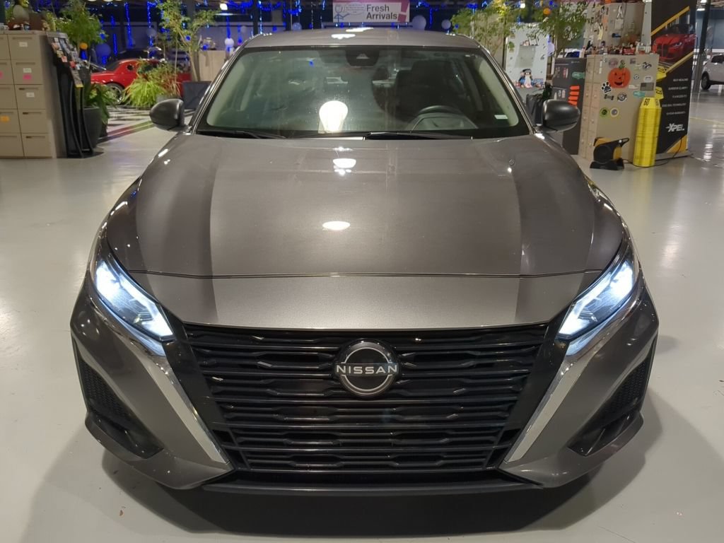 Used 2024 Nissan Altima 2.5 SV FWD image 3