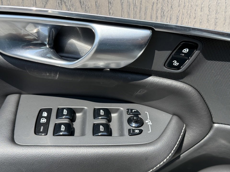 Used 2023 Volvo XC90 B6 Ultimate w/ Protection Package image 27