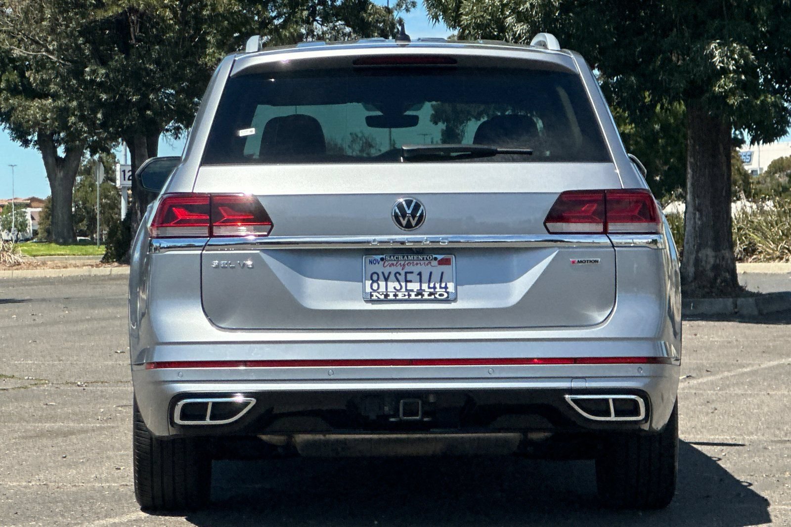 Used 2022 Volkswagen Atlas SEL R-Line AWD/4WD image 4