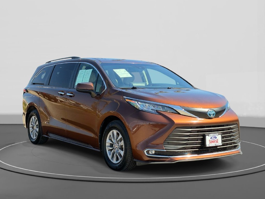 Used 2022 Toyota Sienna XLE w/ XLE Plus Package FWD image 4
