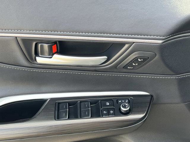 Used 2023 Toyota Venza XLE image 18