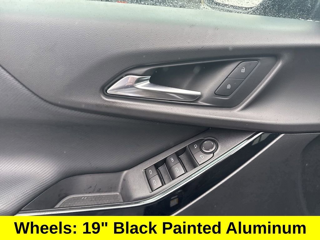 Used 2025 Chevrolet Equinox LT w/ Midnight Edition image 18