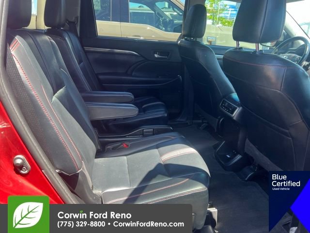 Used 2019 Toyota Highlander SE w/ Nightshade Edition FWD image 14