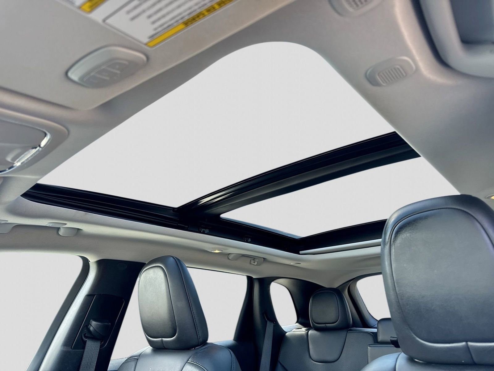 Used 2021 Jeep Cherokee Latitude Lux w/ Sun & Sound Group image 19