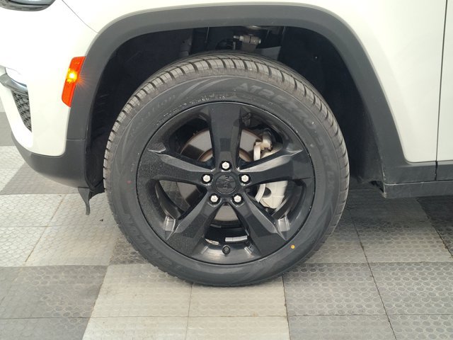 Used 2024 Jeep Grand Cherokee Limited w/ Black Appearance Package AWD/4WD image 16