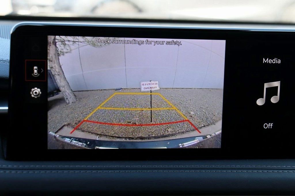 Used 2025 Genesis G70 2.5T image 15