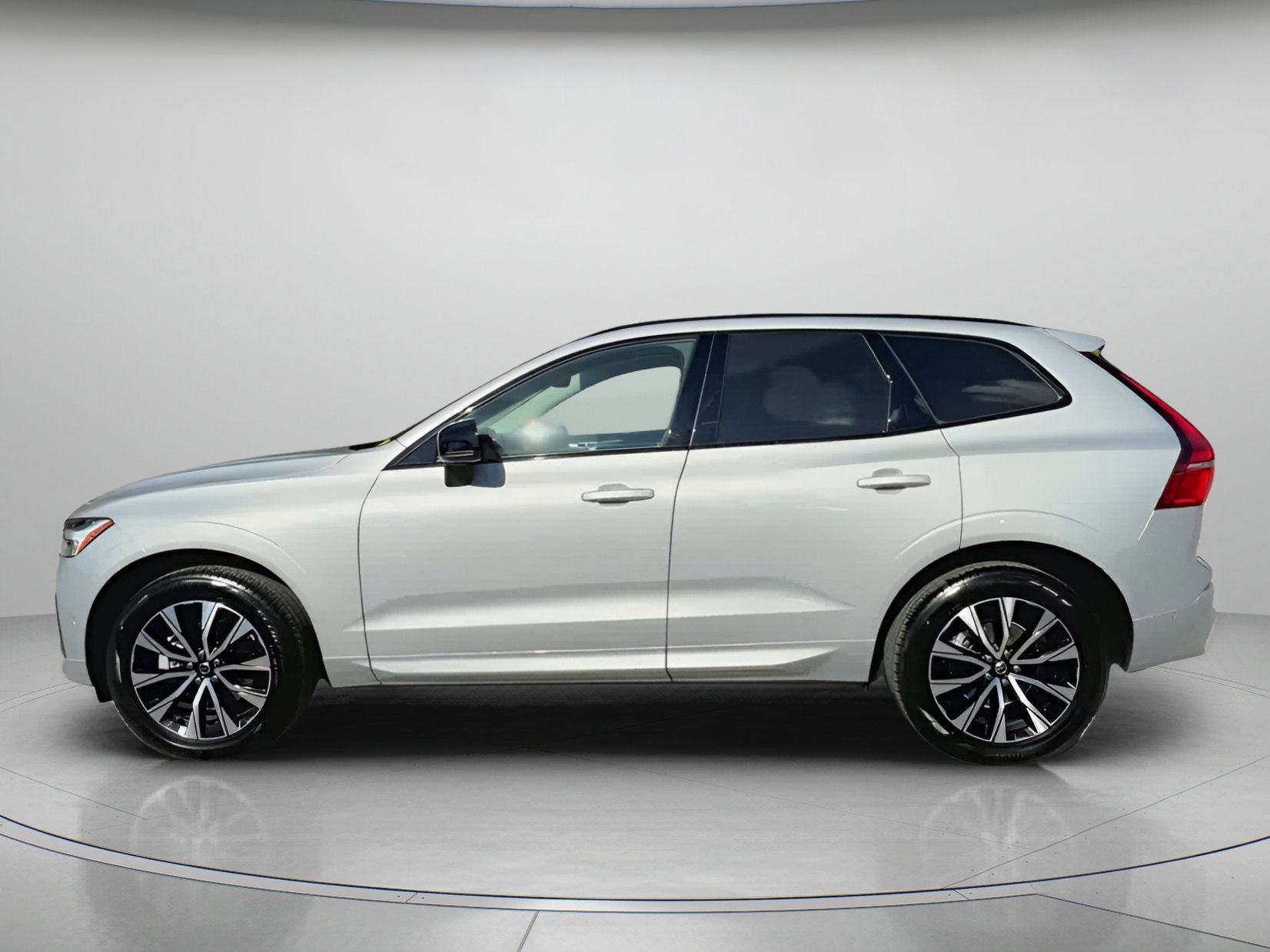 Used 2025 Volvo XC60 B5 Plus image 9